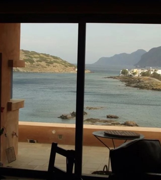 Villa avec vue panoramique sur la mer en Crète.