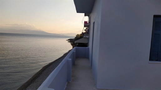 Κτίριο στο Δερβένι Κορινθίας μπροστά στη θάλασσα