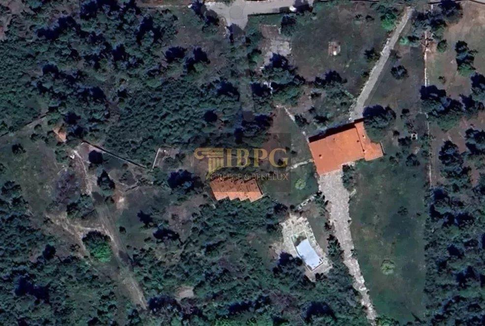 Complex of buildings of 730 square meters on a plot of 21,800 square meters.