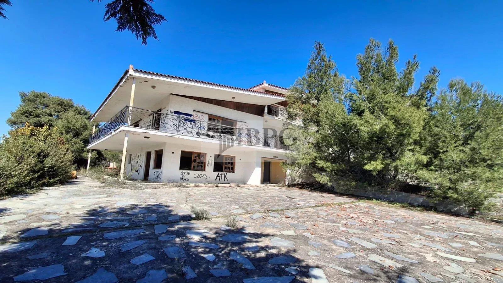 Complex of buildings of 730 square meters on a plot of 21,800 square meters.