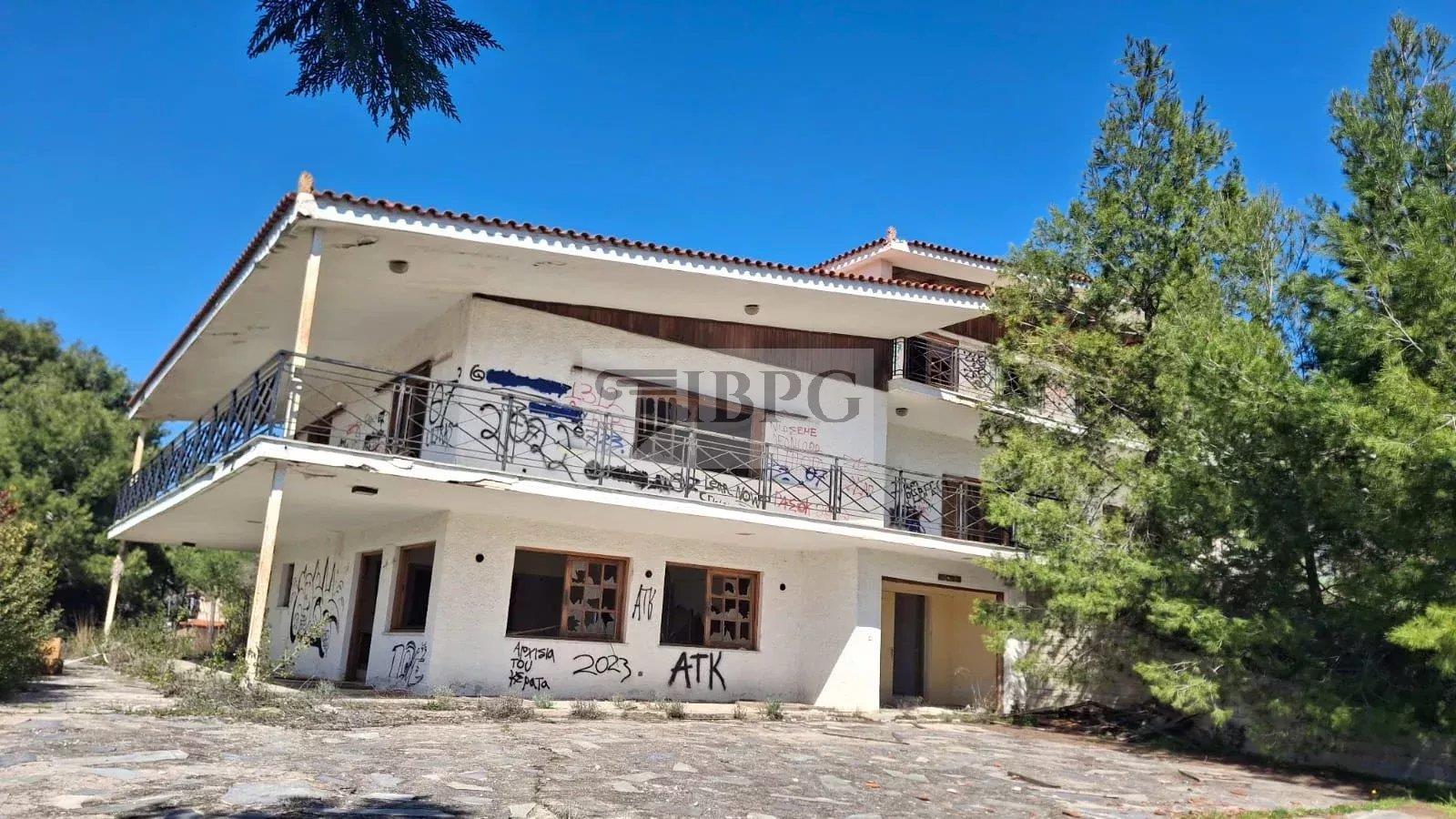 Complex of buildings of 730 square meters on a plot of 21,800 square meters.