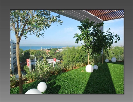 Πολυτελές διώροφο με roof garden και πισίνα στη Γλυφάδα. 200Μ από τη θάλασσα