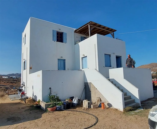 Maison dans un terrain de 2000m² à vendre sur l’île de Mykonos. 5 minutes à pied de la plage!