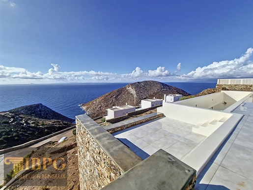Villa à couper le souffle à vendre sur l’île de Syros avec piscine et vue magnifique sur la mer cri