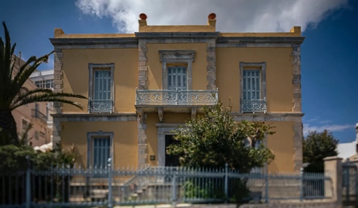 Maison néoclassique à Syros avec vue mer 580m².