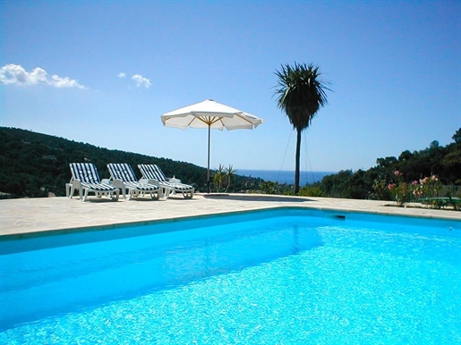 Villa provençale avec vue mer, grand terrain et grande piscine aux Issambres