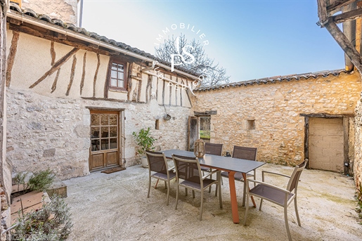 Large house in the heart of Villeréal with patio, covered terrace and garage