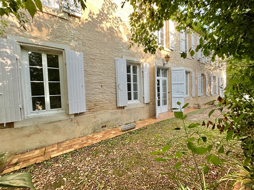Prächtiges Herrenhaus aus Stein mit Nebengebäuden im Zentrum von Villeréal