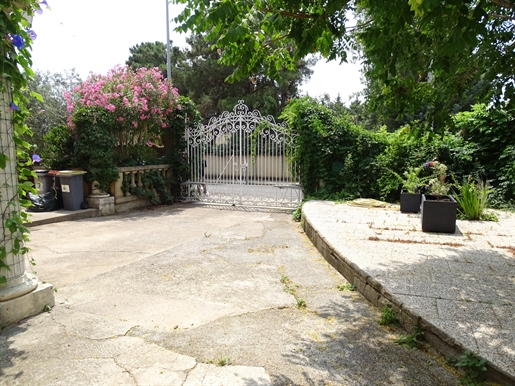 Villa spacieuse et atypique avec garage, jardin et dépendance