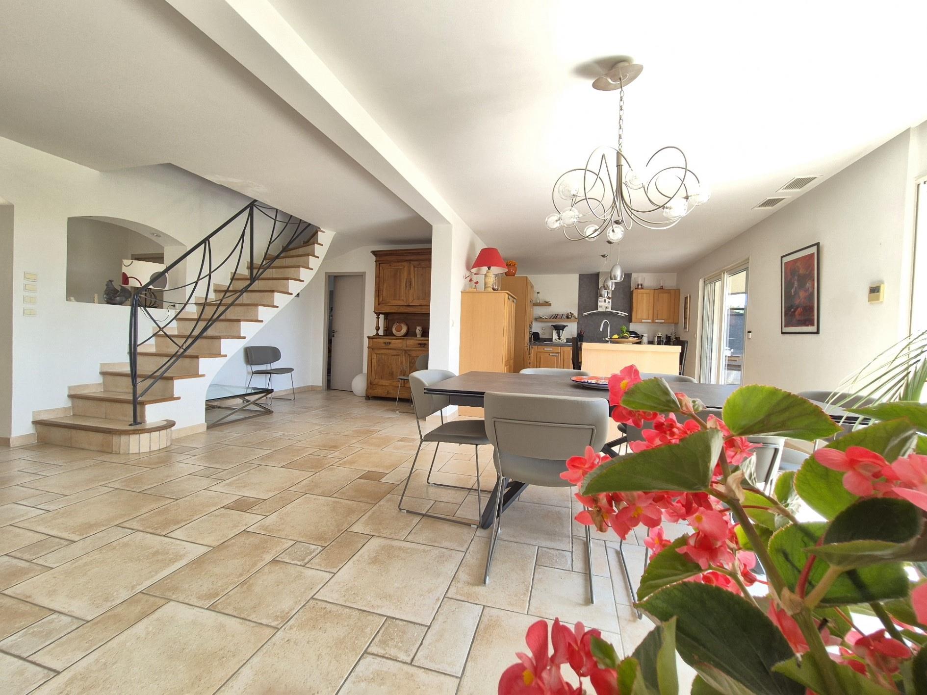 Superb Villa With Garage, Garden And Pool