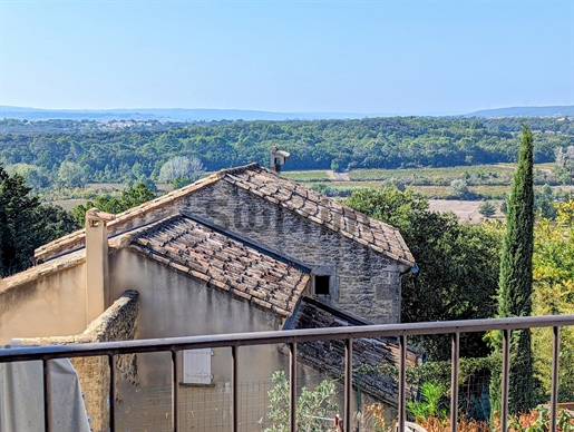 Castillon du Gard : Maison de village avec terrasse et cour...