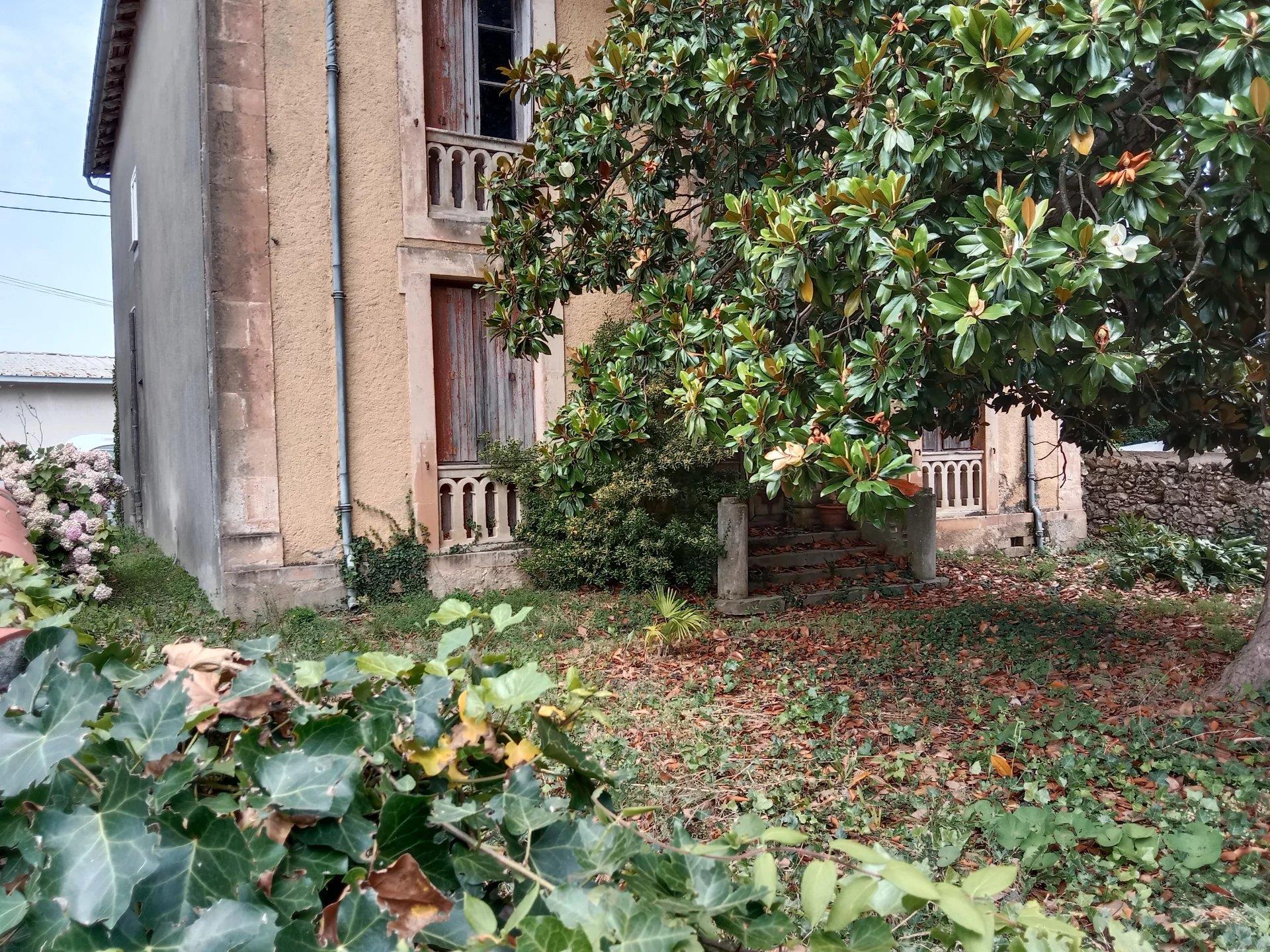 Boulogne sur Gesse, town house to renovate with small garden