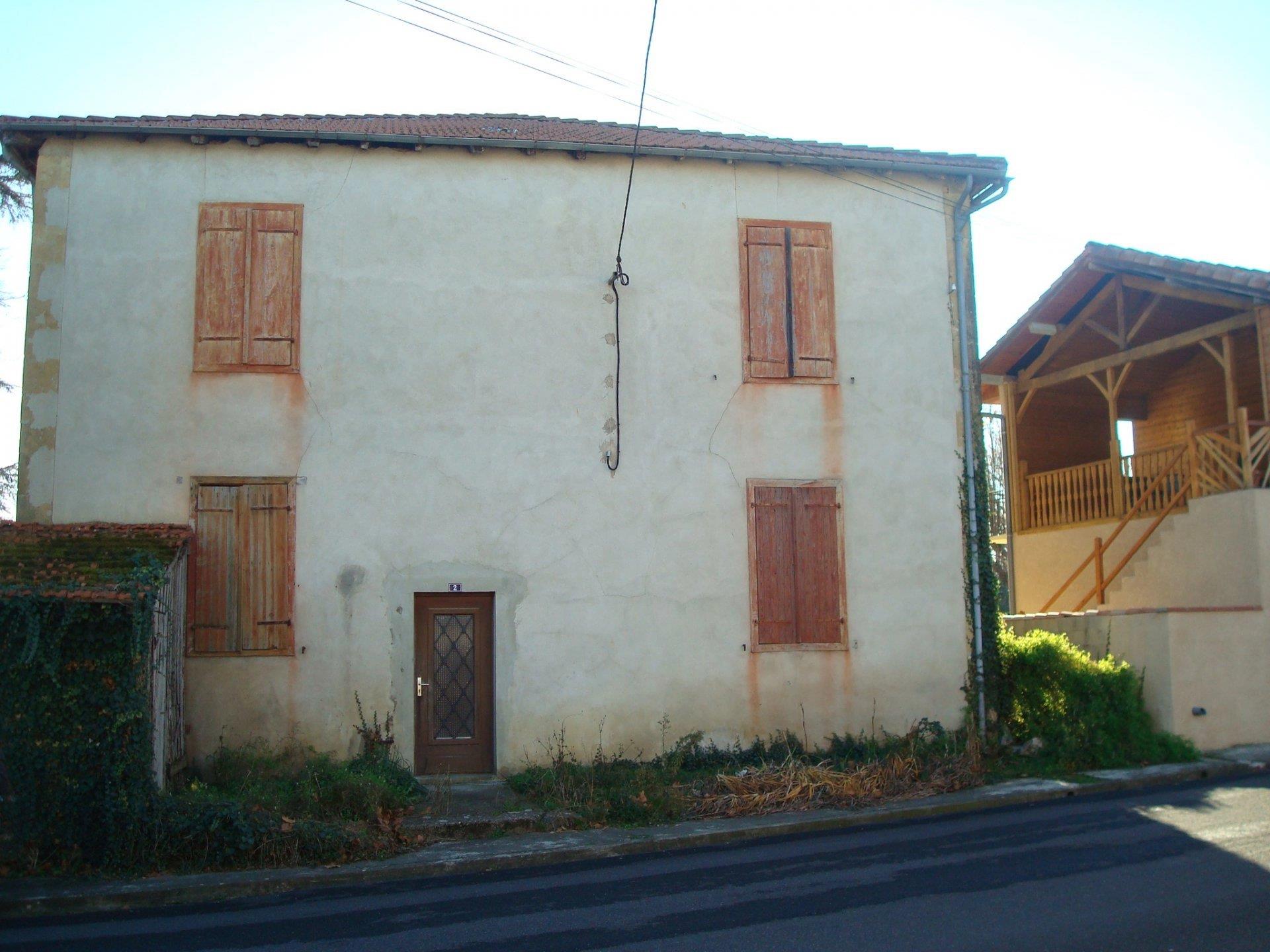 Boulogne sur Gesse, town house to renovate with small garden