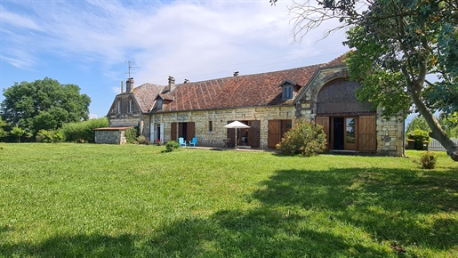 For sale 10 minutes from Saint-André de Cubzac: Farmhouse of 540 m2 - Ideal gites and bed and breakf