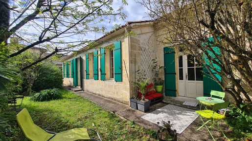For sale 10 minutes from Coutras - Beautiful 19th century character house - 240m2 with outbuilding
