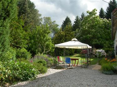 Franske Lake District: Klar til at flytte ind: solrig sten sommerhus i smuk beliggenhed midt i rull