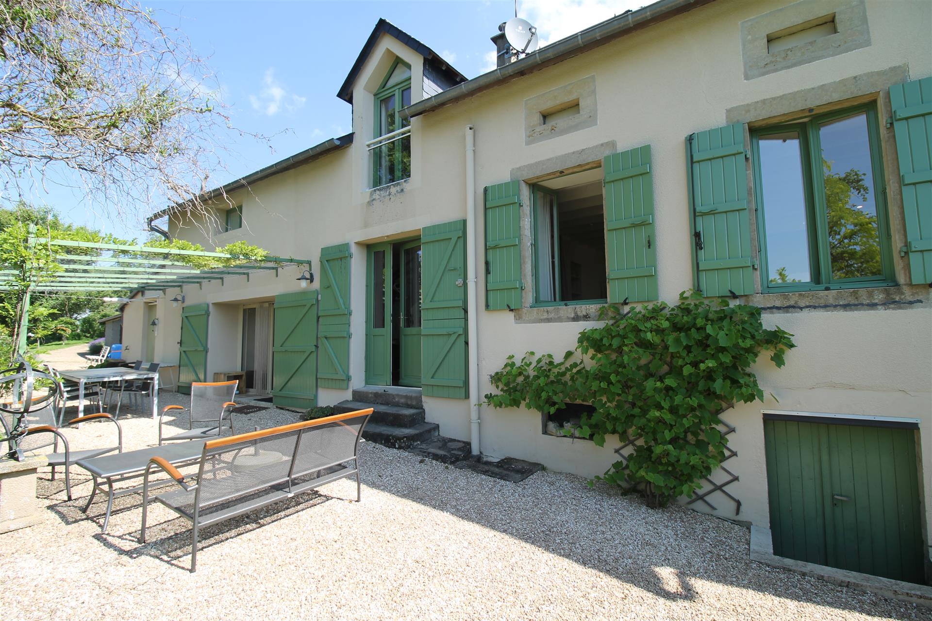 Maison rénovée à vendre dans les collines verdoyantes Morvan