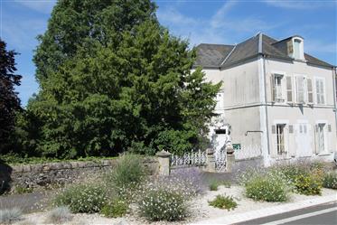 Large property for sale in centre of Saint-Honoré (Morvan)