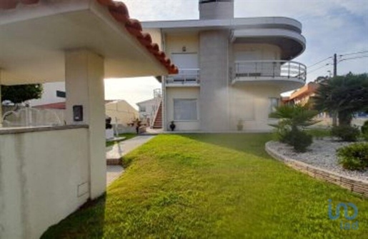 Home / Villa with 4 Rooms in Braga with 465,00 m²