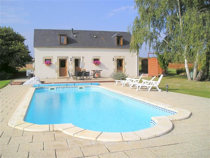 Casa de campo con casa rural, piscina climatizada además del establo                  