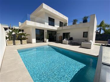 Moderne fritliggende villa med pool