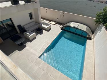 Moderne fritliggende villa med pool