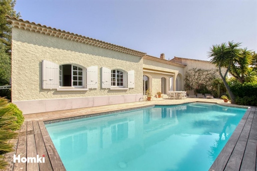 For sale! Exceptional single-storey villa with pool and lush garden - Prime location