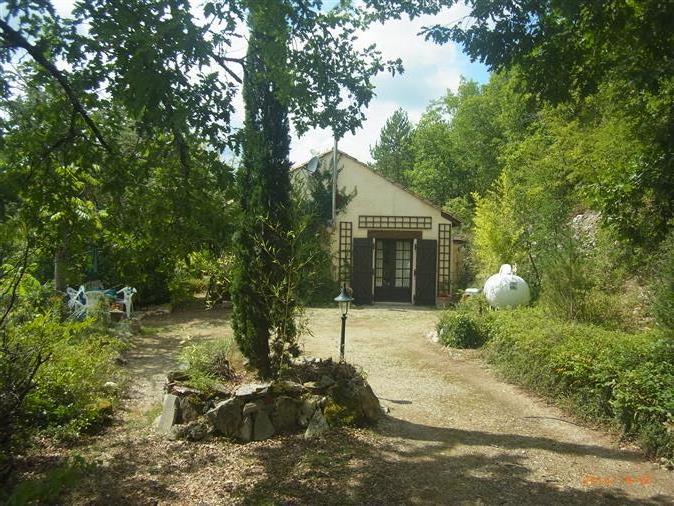 Near Sarlat and close to River Dordogne. Beautiful country location on edge of village.