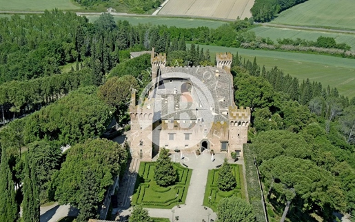 Esclusiva proprietà con Castello del 1400, borgo storico, azienda agricola e agriturismo