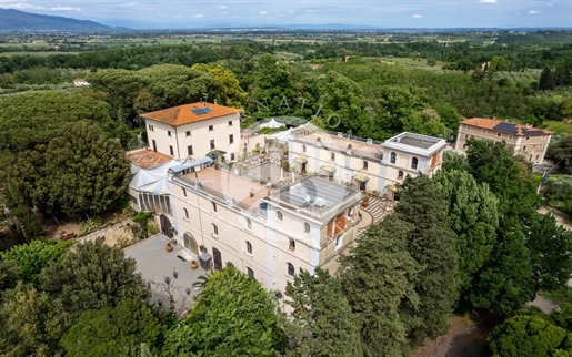 Luxurious Villa With Historic Charm And Modern Comfort In Tuscan Countryside