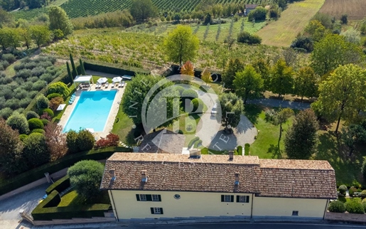 Property immersed in the vineyards of the Asti countryside between Langhe and Monferrato