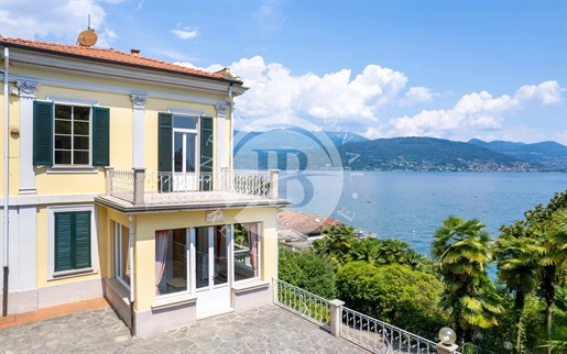 Villa Liberty affacciata sulle sponde del Lago Maggiore, Piemonte