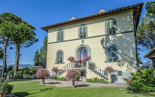 Splendid villa with outbuilding and swimming pool immersed in the greenery of the Florentine Chianti