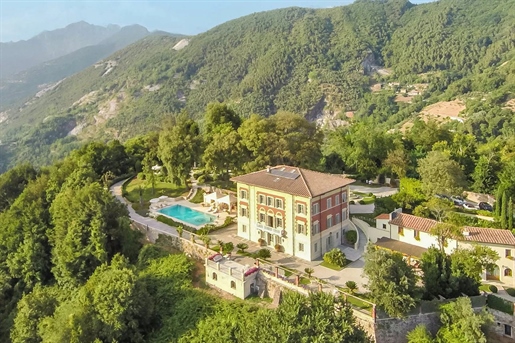 Elegante villa d'epoca con parco, piscina e vista mare a Pietrasanta