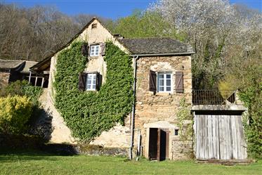 Casa de piedra, los graneros y campos con vistas excepcionales del valle en el Aveyron.