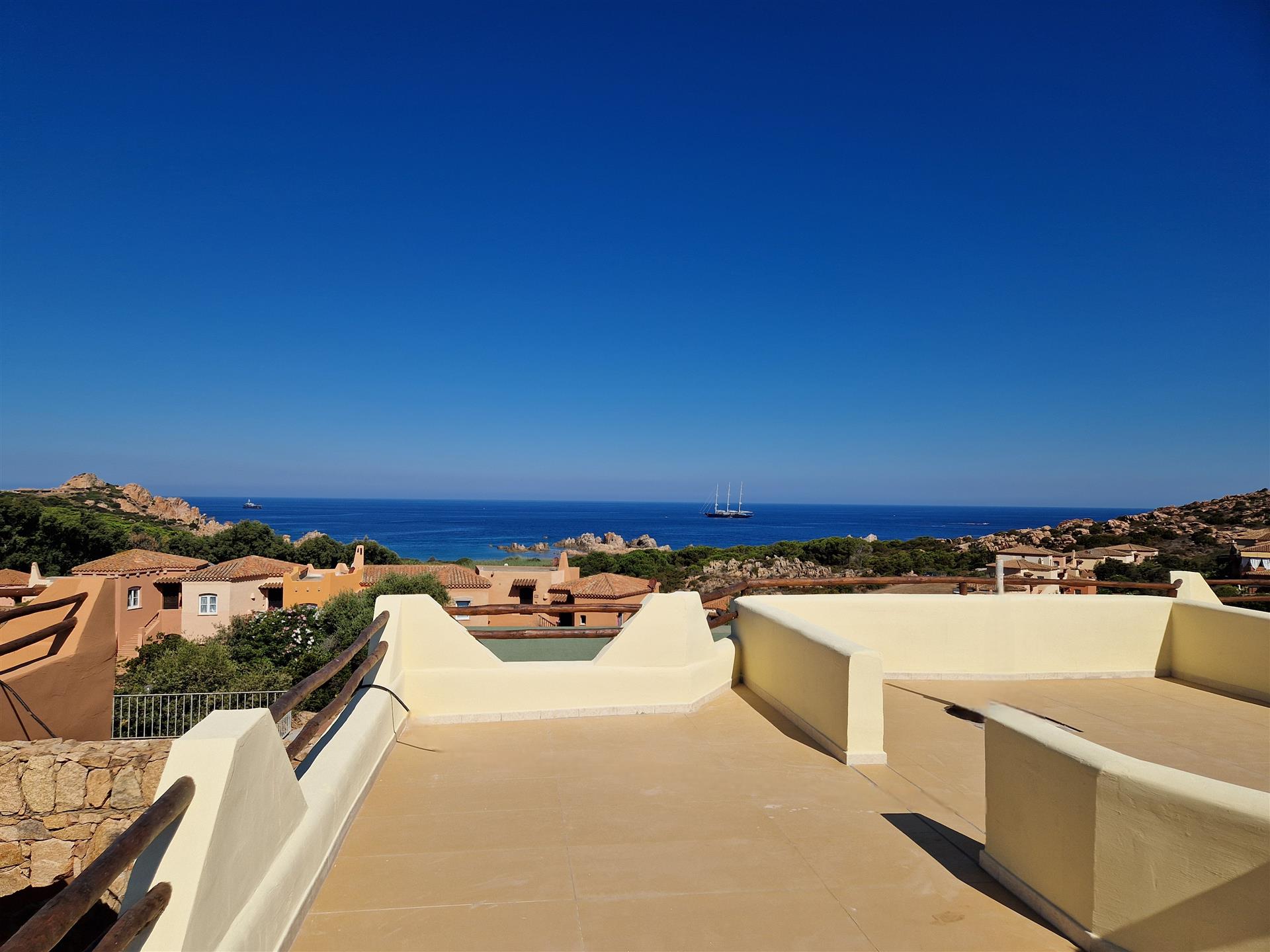 Umgeben von viel Grün mit Blick auf das Meer