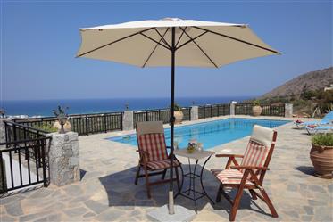 Вилла с частным бассейном на продажу в Крит