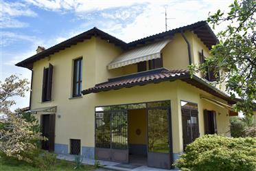 Detached house with private garage and garden in Gazzada
