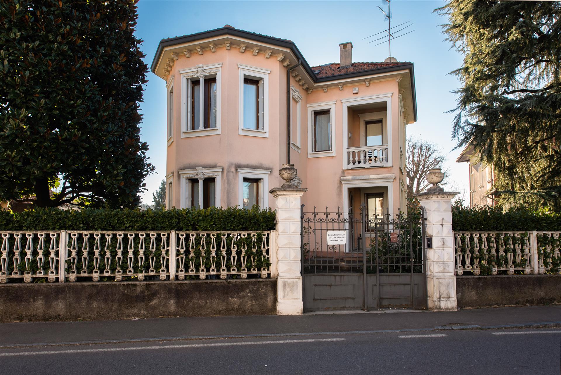 Wonderful 20's renovated house with garden in Castronno