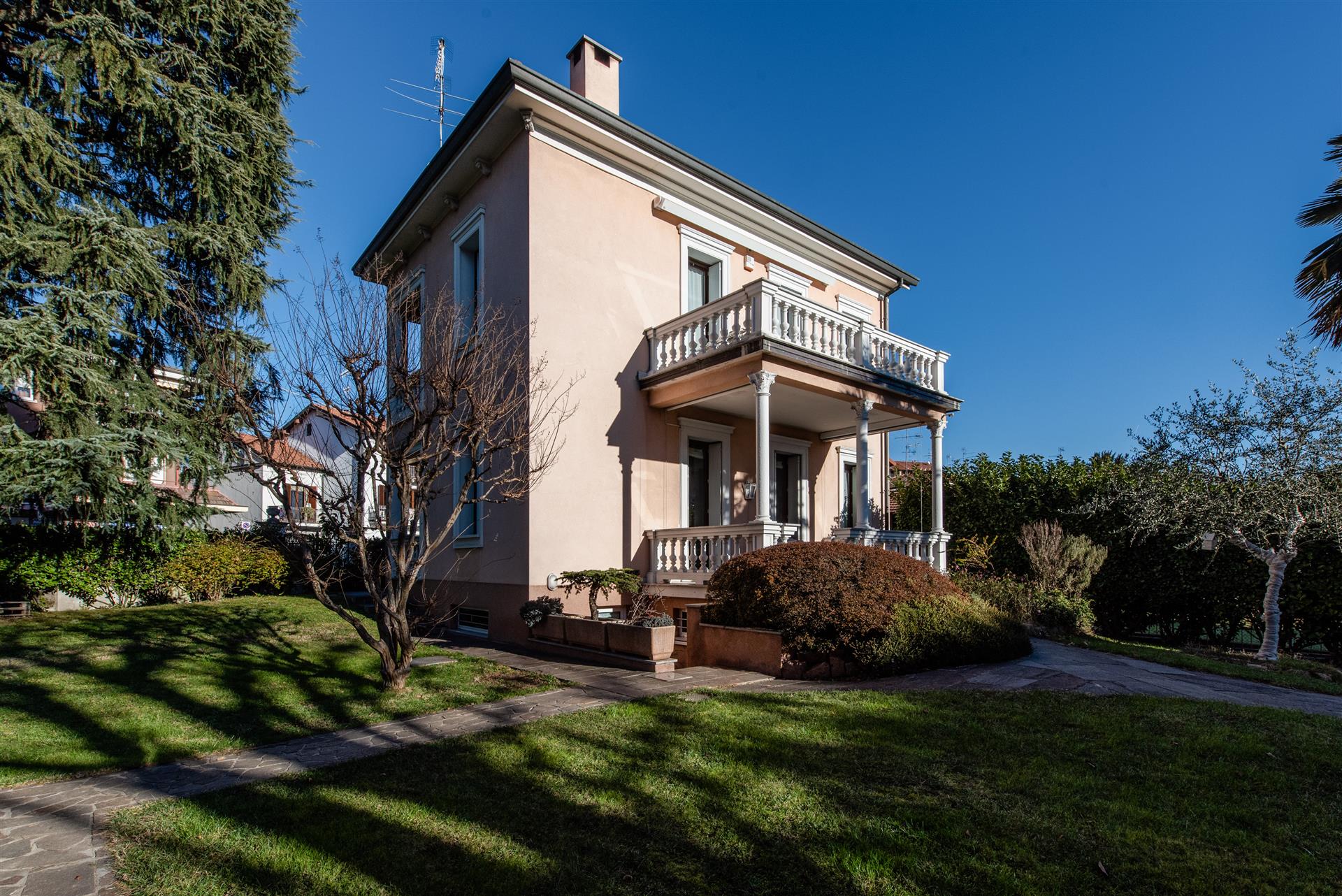 Wonderful 20's renovated house with garden in Castronno