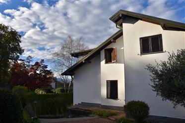 Detached house with private garden and garage next to Lake Varese