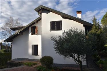 Detached house with private garden and garage next to Lake Varese