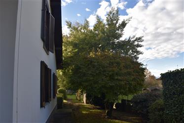 Casa indipendente con giardino privato e garage vicino al Lago di Varese