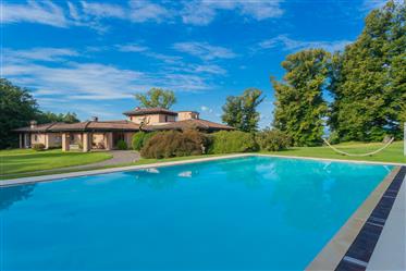 Distinguished Estate With 8.5 Acre Park, Private Pool And Lakeside View In Varese
