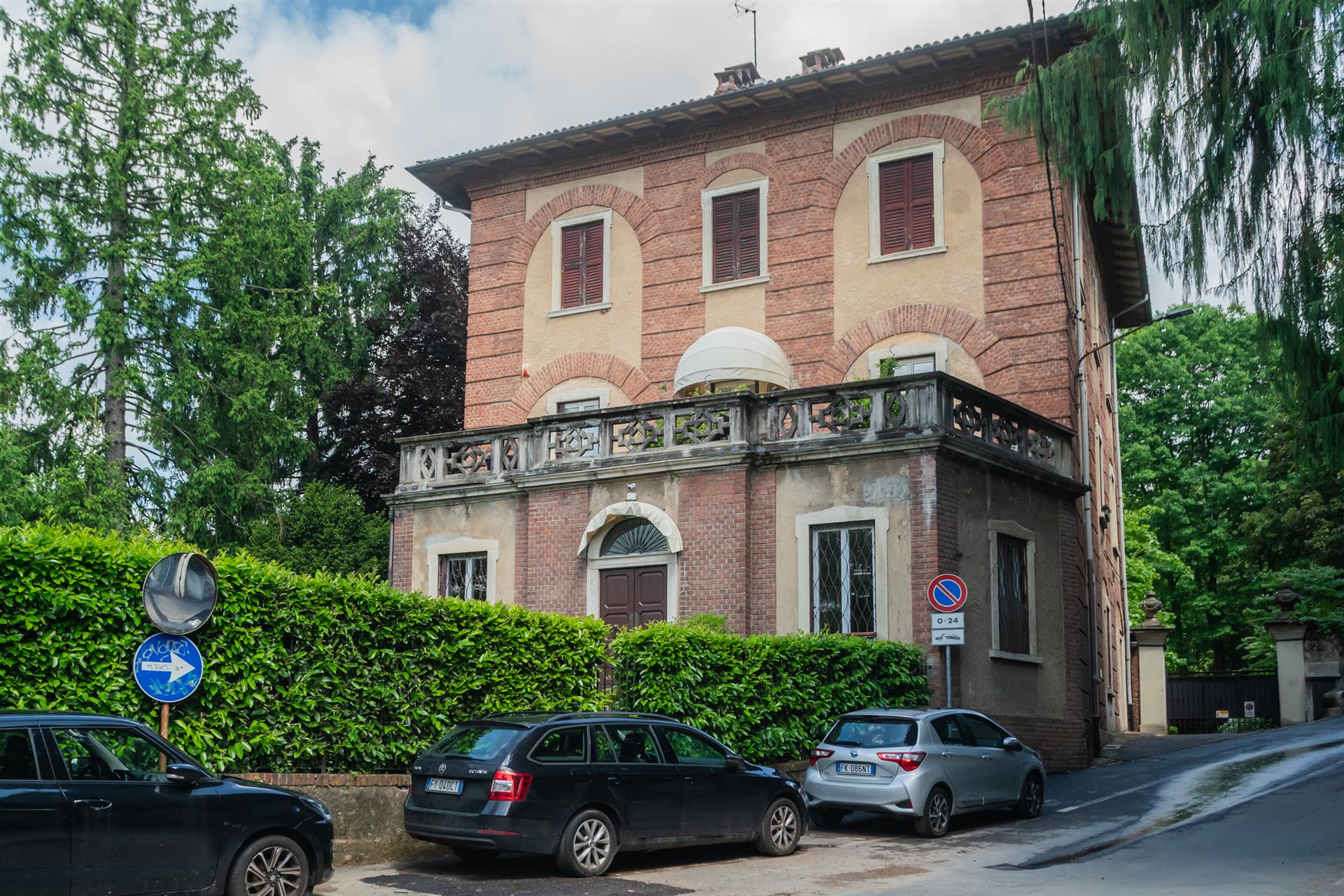 Apartment to be restored in a historic villa