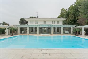 Moderne Villa mit Garten und Pool in der Metropolregion Mailand