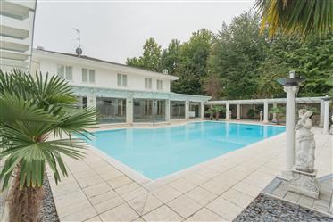 Modern Villa With Garden And Pool In The Metropolitan Area Of Milan