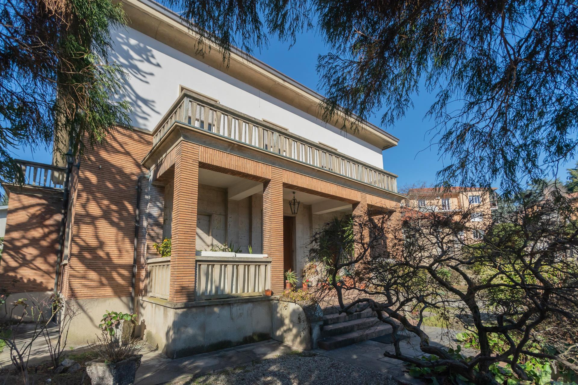  Prestigeträchtige historische Villa mitten im Grünen, nur wenige Minuten vom Stadtzentrum entfernt
