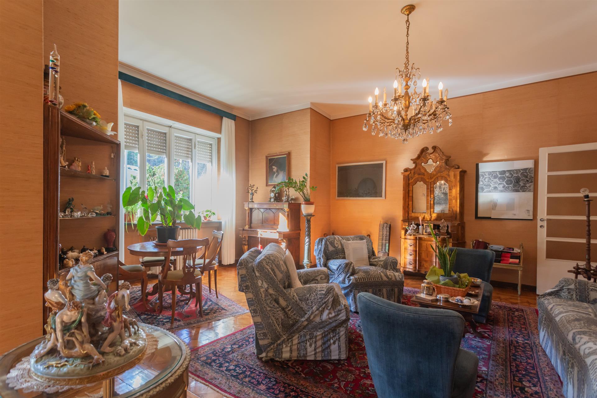  Prestigeträchtige historische Villa mitten im Grünen, nur wenige Minuten vom Stadtzentrum entfernt