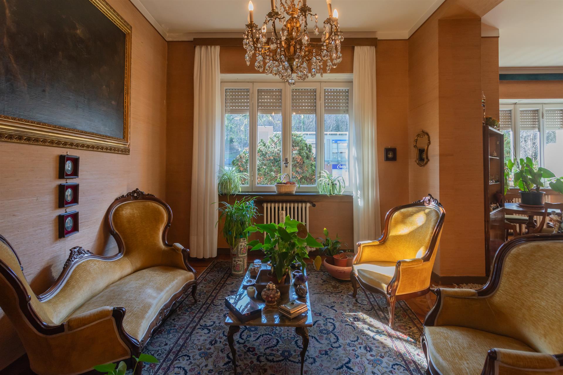  Prestigeträchtige historische Villa mitten im Grünen, nur wenige Minuten vom Stadtzentrum entfernt